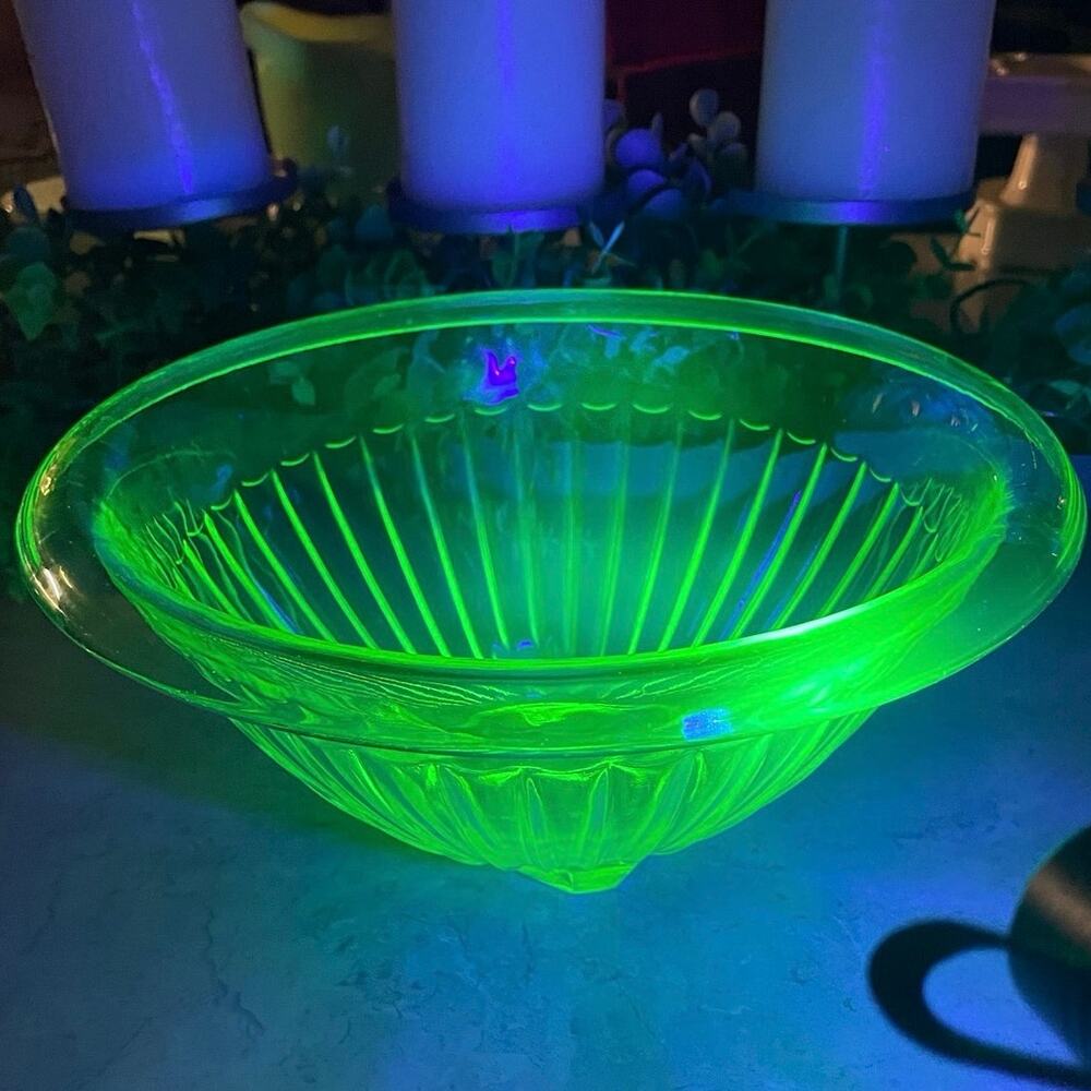 Vintage Hazel Atlas Ribbed Green Uranium Small bowl c1930 MCM 9x4 Glows.